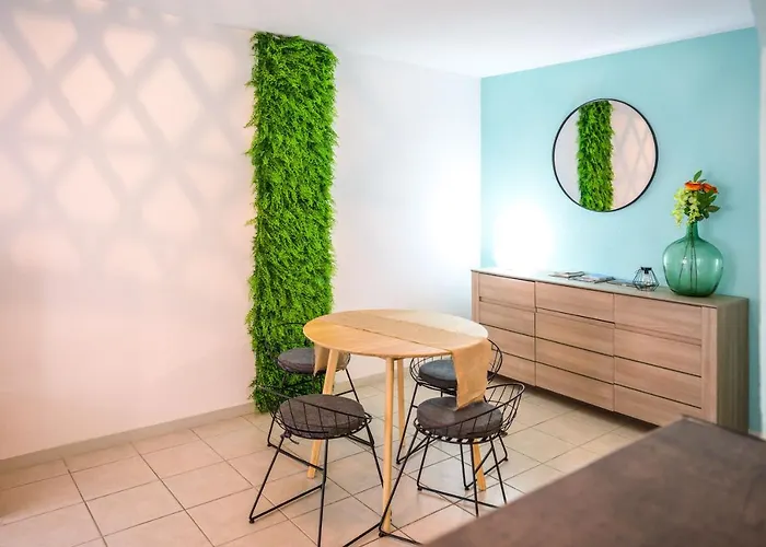 Premium Parking Tramway Wifi Apartman *